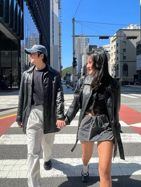 Angga dan Shenina Cinnamon tampil serasi dengan jaket kulit hitam saat mengunjungi Korea Selatan. [@shenacinnamon]