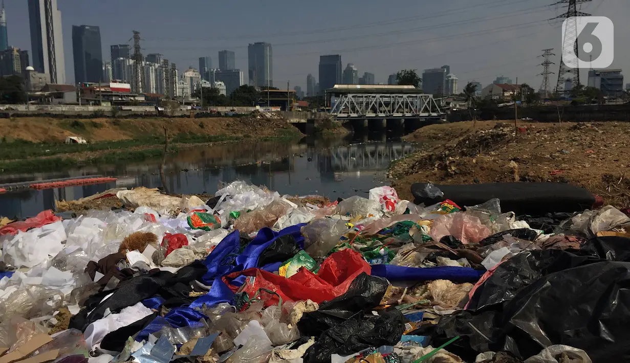 Sampah rumah tangga menumpuk di bantaran Kanal Banjir Barat (KBB) di kawasan Tanah Abang, Jakarta, Jumat (4/9/2019). Perilaku buruk warga yang membuang sampah sembarangan menyebabkan bantaran KBB dipenuhi dengan berbagai jenis sampah hingga menimbulkan bau tak sedap. (Liputan6.com/Immanuel Antonius)