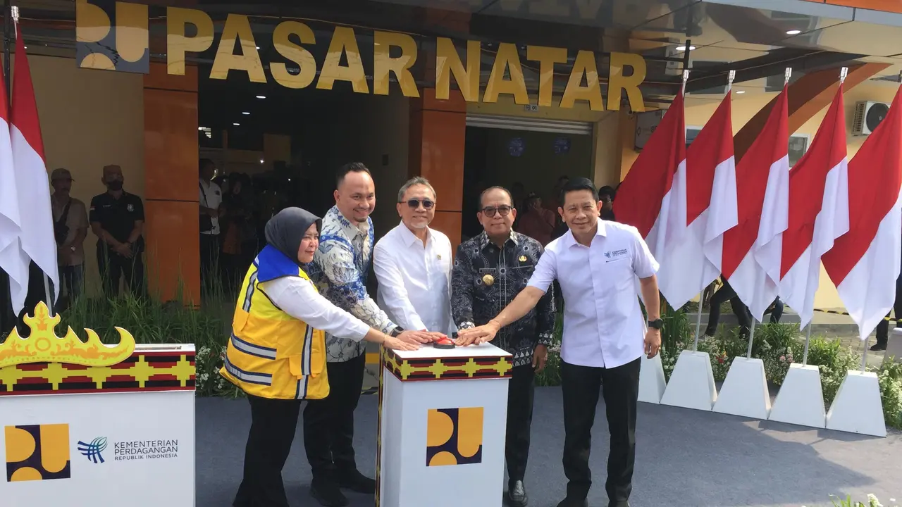 Menteri Koordinator (Menko) Bidang Pangan, Zulkifli Hasan, meresmikan Pasar Natar di Kabupaten Lampung Selatan pada Jumat (15/11/2024). Foto : (Liputan6.com/Ardi).