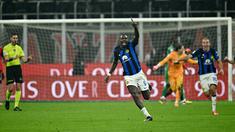 Pemain Inter Milan, Marcus Thuram, melakukan selebrasi saat perayaan juara setelah menaklukkan AC Milan dalam duel pekan ke-33 Serie A 2023/2024 di Stadion San Siro, Selasa (23/4/2024). Inter menang dengan skor 2-1. (AFP/Gabriel Bouys)