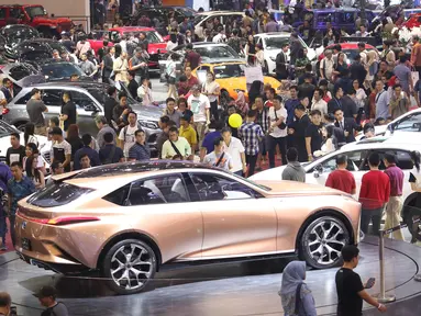 Pengunjung memadati area pameran Gaikindo Indonesia International Auto Show (GIIAS) 2019 di ICE BSD, Tangerang, Sabtu (20/7/2019). Akhir pekan dimanfaatkan warga untuk mengunjungi pameran otomotif GIIAS 2019 terlihat dari padatnya pengunjung di setiap stan. (Liputan6.com/Angga Yuniar)