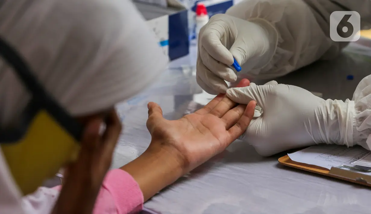 Warga mengikuti rapid test massal di Kantor Kelurahan Pondok Betung, Tangerang Selatan, Kamis (14/5/2020). Sebanyak 500 alat rapid tes covid-19 dan 2 unit mobile laboratorium disediakan untuk mendapatkan hasil uji tes dengan PCR dalam waktu 5 jam. (Liputan6.com/Fery Pradolo)