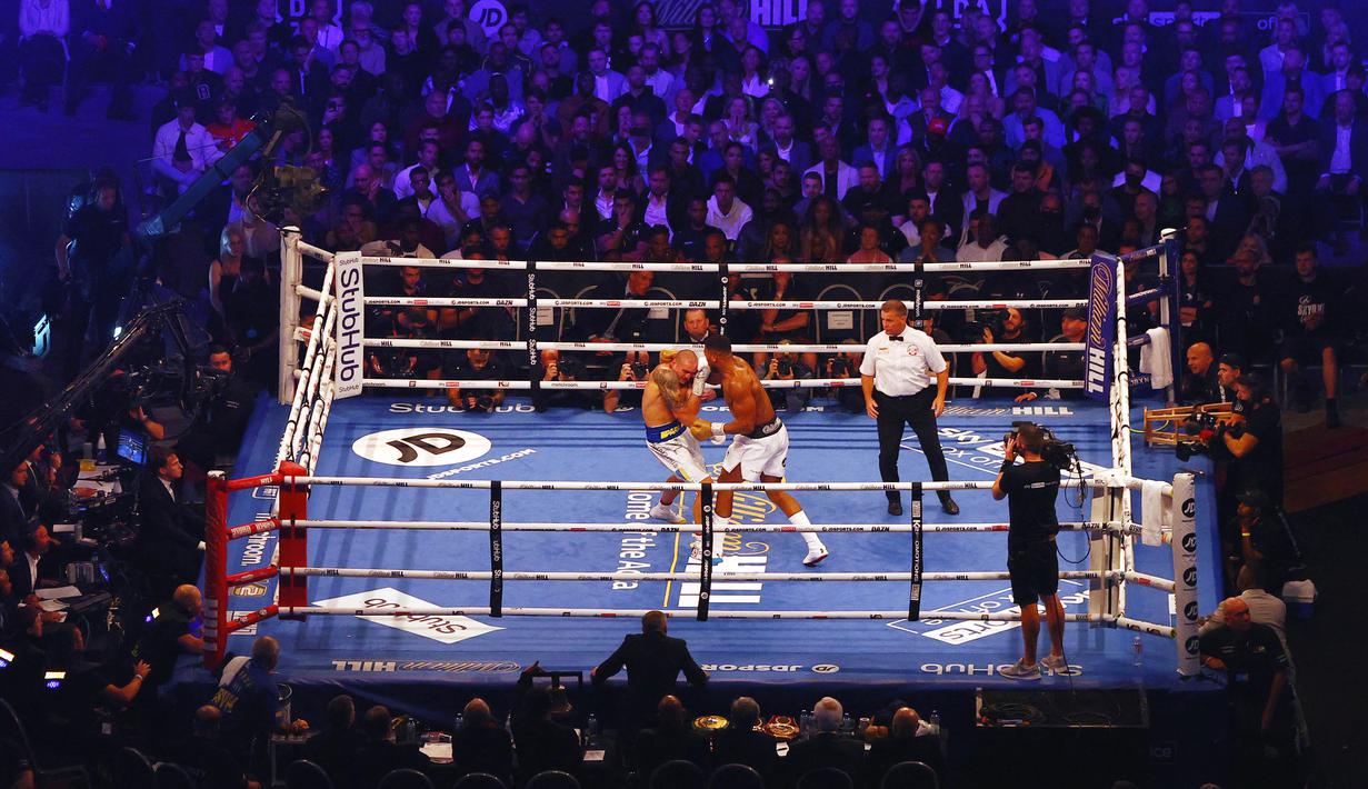 Petinju 34 tahun itu tampil mendominasi atas lawannya tersebut. Penampilan apiknya sukses membuat 67 ribu penonton terpukau. (AFP/Adrian Dennis)
