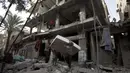 Sebuah bangunan bertingkat hancur. 15 orang dikabarkan tewas dalam serangan udara militer Israel ke kota Gaza, Palestina, (12/7/2014). (AFP PHOTO/Mahmud Hams)