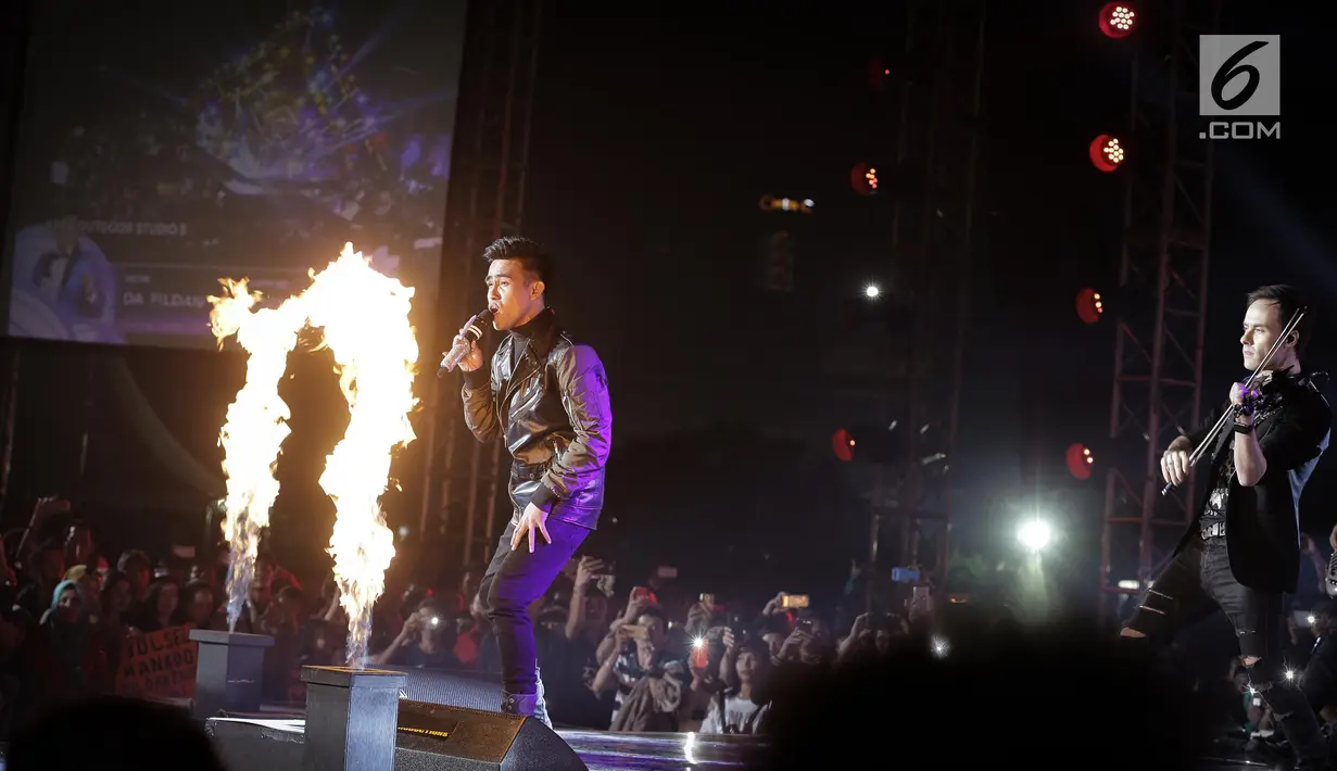 Fildan saat tampil bersama Dmitriev (Biola) dalam Grand Final Dangdut Academy 4 (D'Academy 4) di Studio 5 Indosiar, Jakarta, Jumat (19/5). (Liputan6.com/Faizal Fanani)