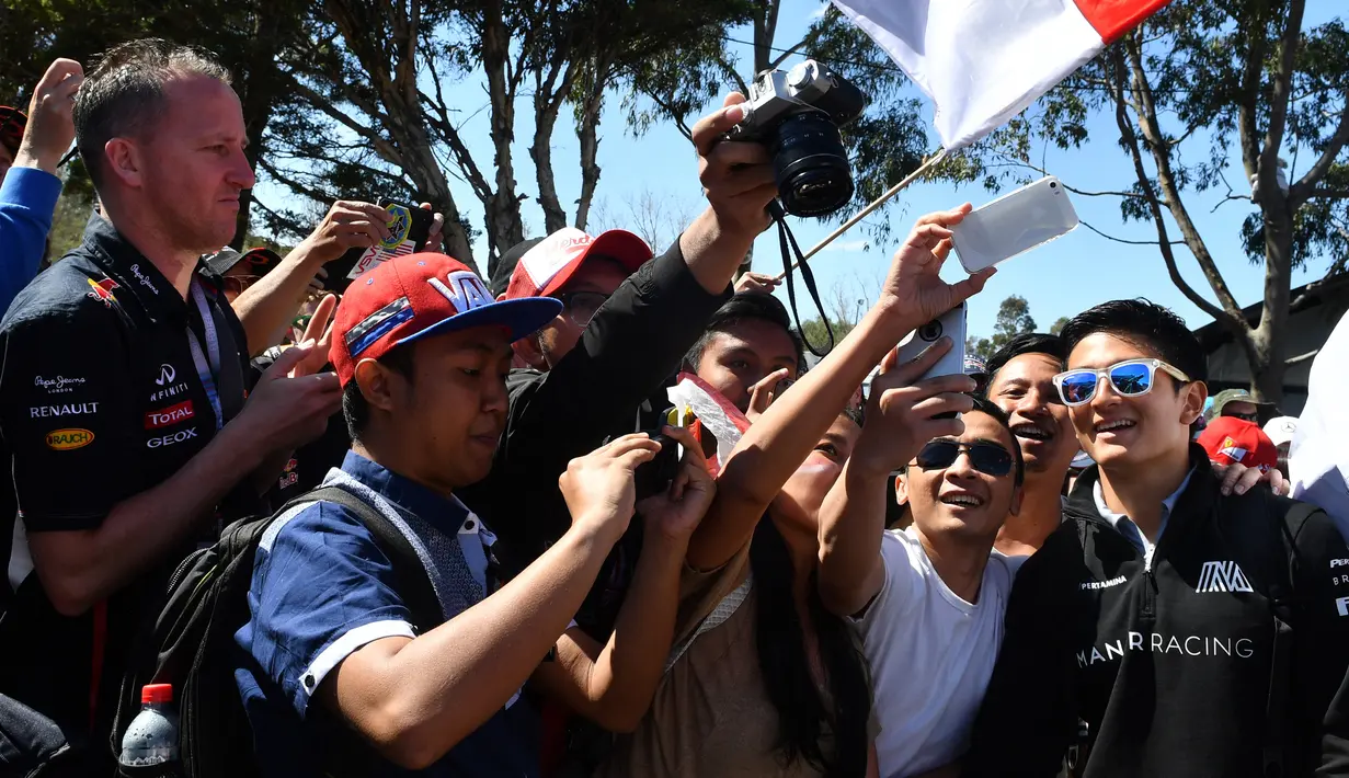 Meski banyak insiden yang dialami, perjuangan Rio Haryanto tetap harus diacungi jempol. Pasalnya, ia berhasil membawa nama Indonesia bersaing ke salah satu ajang balap mobil paling bergengsi di dunia, yaitu Formula 1. (AFP/Paul Crock)