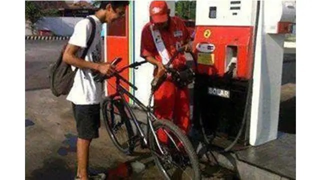 6 Potret Kocak Petugas SPBU saat Isi Bensin Pelanggan, Bikin Geleng Kepala
