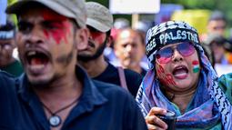 Dalam aksinya, pengunjuk rasa menentang invasi militer Israel di kawasan Gaza yang telah berlangsung sejak Oktober 2023 lalu. (Ishara S. KODIKARA/AFP)