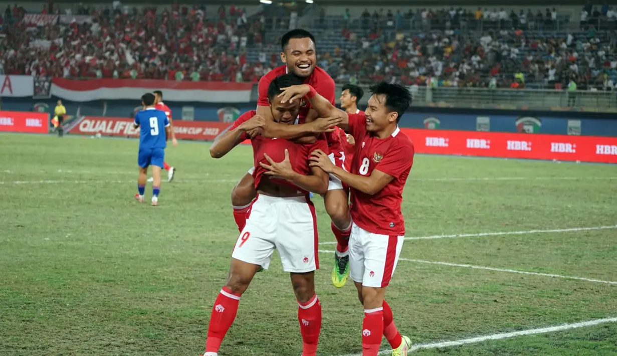 Pemain Timnas Indonesia Muhamad Dimas Drajat (kiri) merayakan bersama rekan setimnya Witan Sulaeman (kanan) dan Saddil Ramdani (atas) usia mencetak gol ke gawang Nepal pada laga terakhir Grup A kualifikasi Piala Asia 2023 di Stadion Jaber Al Ahmad, Kuwait, Rabu (15/6/2022). Timnas Indonesia berhasil lolos ke Piala Asia 2023 usai kalahkan Nepal 7-0. (Dok. PSSI)