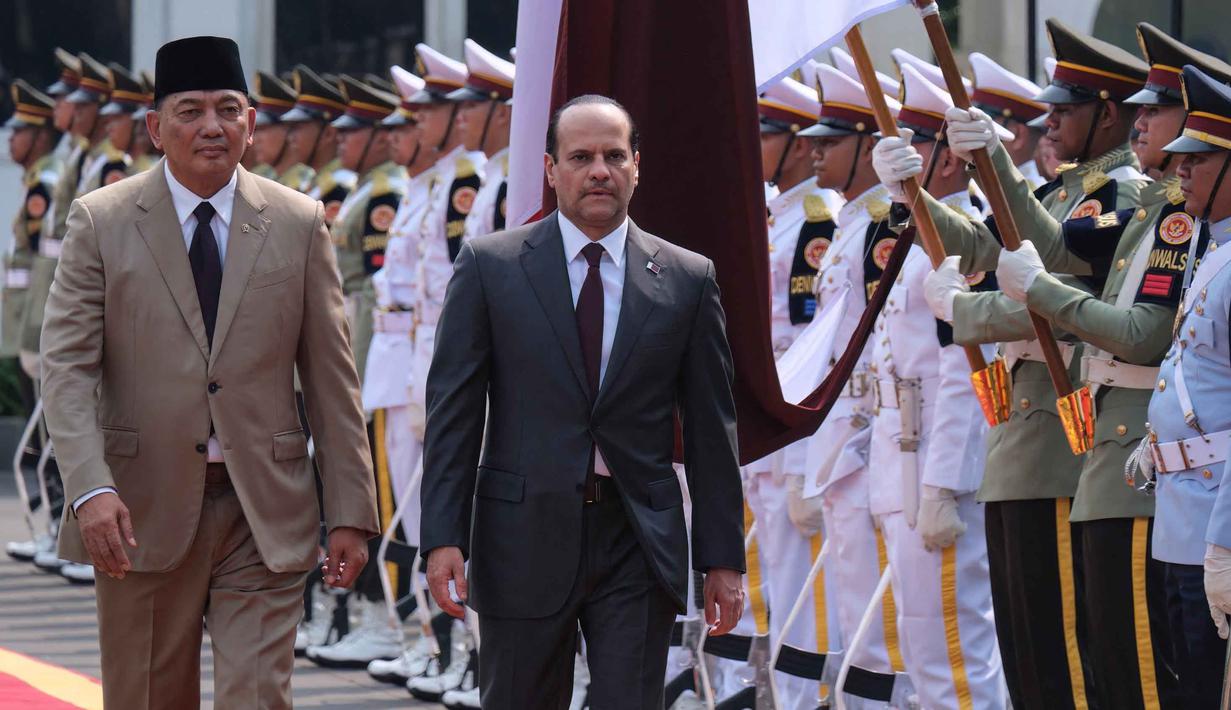 Menteri Pertahanan Republik Indonesia, Sjafrie Sjamsoeddin (kiri) dan Menteri Pertahanan Qatar Sheikh Saoud bin Abdulrahman Al Thani memeriksa barisan kehormatan sebelum pertemuan mereka di Kementerian Pertahanan, Jakarta, Selasa 2 Juni 2026. (BAY ISMOYO/AFP)
