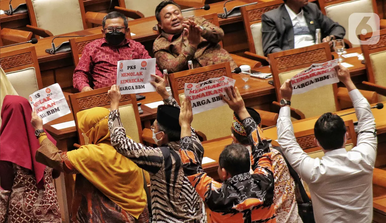 Anggota Fraksi PKS memegang poster bertuliskan “Tolak Kenaikan Harga BBM” saat walkout dari Rapat Paripurna ke-4 masa persidangan I tahun 2022-2023 di Kompleks Parlemen, Senayan, Jakarta, Selasa (6/9/2022). Seluruh pimpinan dan anggota Fraksi PKS tampak ramai-ramai meninggalkan kursinya. (Liputan6.com/Angga Yuniar)