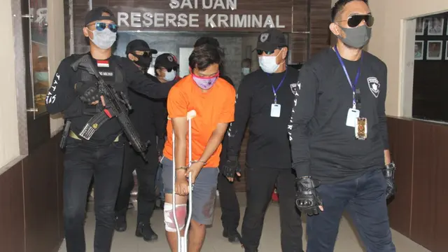 Polisi mengungkap kasus penangkapan perampok toko emas.