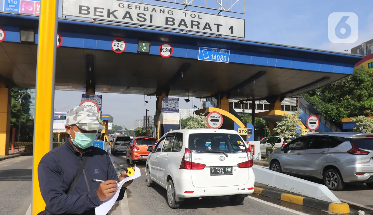 Petugas Dinas Perhubungan mendata mobil yang menuju Jakarta di Gerbang Tol Bekasi Barat, Jawa Barat, Rabu (8/4/2020). Gubernur Jawa Barat Ridwan Kamil mengajukan status Pembatasan Sosial Berskala Besar (PSBB) di wilayah Bogor, Depok, dan Bekasi kepada pemerintah pusat. (Liputan6.com/Herman Zakharia)