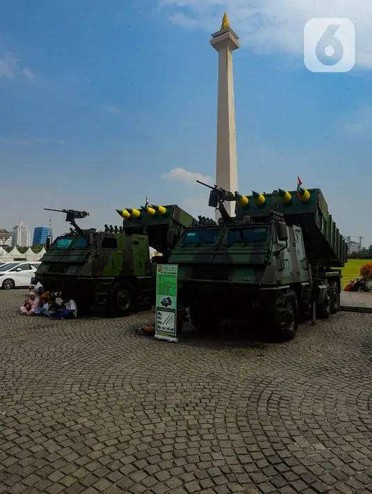 Selama dipamerkan, masyarakat diperbolehkan melihat pameran alutsista TNI secara gratis di Monas. (merdeka.com/Arie Basuki)