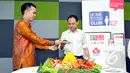 CEO KMK Adi Sariaatmadja (kanan) menerima potongan tumpeng pertama dalam acara Launching Home Tester Club Indonesia di SCTV Tower, Jakarta, Selasa (17/3/2015). (Liputan6.com/Panji Diksana) 