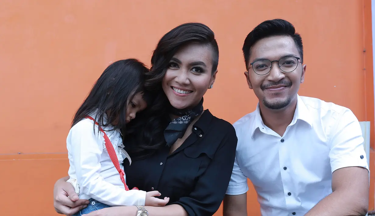 "Betul aku pernah support dia (Ihsan Tarore) pakai bunga. Kasih semangat. Bunga itu kan lambang yang menyenangkan, kebahagiaan," kata Denada. (Galih W. Satria/Bintang.com)