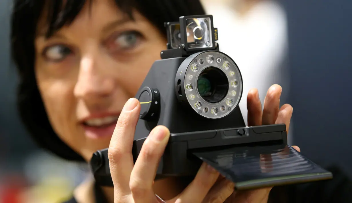 Pengunjung wanita mengoperasikan kamera Mustahil I-1 saat berlangsungnya Pameran Photokina di Cologne, Jerman, (20/9). Pameran ini berlangsung 20-25 September 2016. (REUTERS/Fabrizio Bensch)