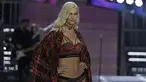 Model AS, Karlie Kloss berpose di atas catwalk menampilkan lini pakaian dalam selama Victoria's Secret Fashion Show 2017 di Shanghai, Senin (20/11). Karlie Kloss kembali lagi setelah tiga tahun vakum dalam beberapa show terakhir. (FRED DUFOUR/AFP)