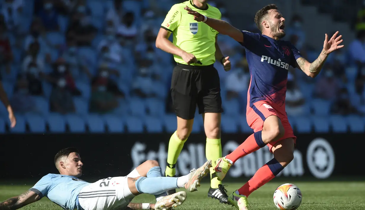 Dua kartu merah mewarnai pertandingan ini,
Bek Celta, Hugo Mallo dan bek Atletico, Mario Hermoso harus diusir wasit karena terlibat konfrontasi pada menit ke-90+5.(Foto: AFP/Miguel Riopa)