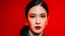 Potret memesona Dian Sastrowardoyo dibalut outfit keren dengan makeup bold dan clean, serta pulasan lipstik merah. [Foto: Instagram/therealdisastr]