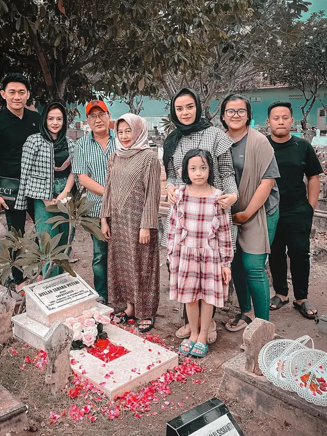 Mengenang 1000 Hari Dylan Sahara, Ini 6 Momen Ifan Seventeen dan Citra Monica ke Makam