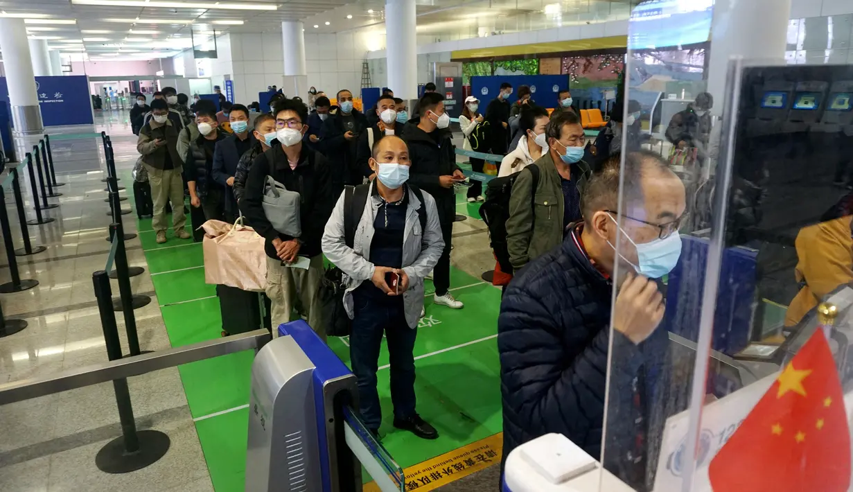 Penumpang mengantre untuk melewati bea cukai setelah tiba di Bandara Internasional Hangzhou Xiaoshan di provinsi Zhejiang timur China (8/1/2023). China mencabut persyaratan karantina untuk pelancong yang datang pada (8/1), mengakhiri isolasi yang diberlakukan sendiri selama hampir tiga tahun bahkan saat negara tersebut berjuang melawan wabah lonjakan kasus Covid-19. (AFP/STR)