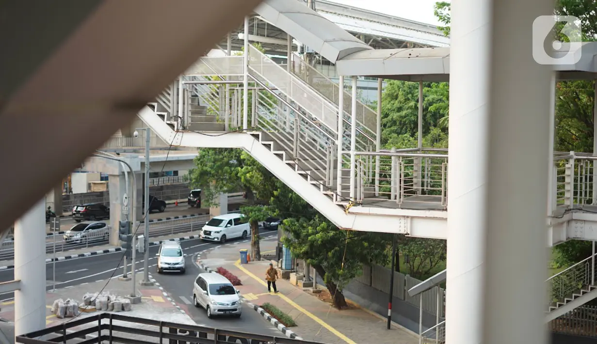 Kondisi Jembatan Penyeberangan Orang (JPO) yang merupakan akses menuju Halte Transjakarta CSW di kawasan Kebayoran Baru, Jakarta Selatan, Rabu (30/10/2019). JPO tersebut selama bertahun-tahun tidak dapat digunakan karena memiliki tinggi hingga 20,7 meter. (Liputan6.com/Immanuel Antonius)