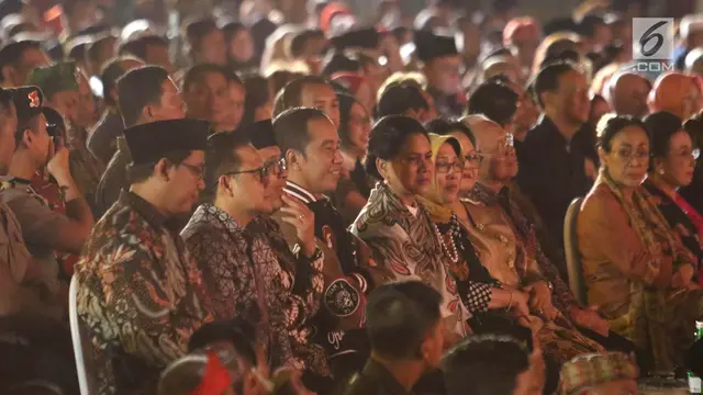 Presiden Jokowi Nontong Wayang Kulit di Istana Merdeka