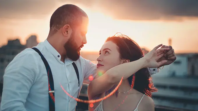 pasangan jatuh cinta