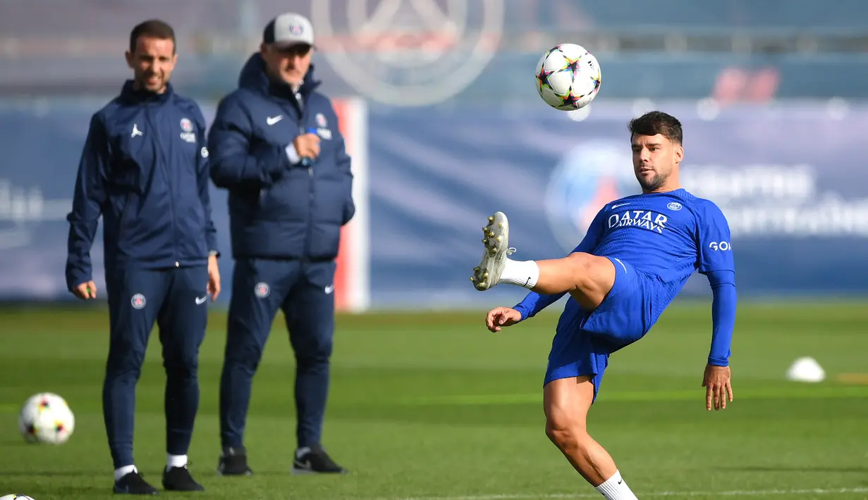 Bek Paris Saint-Germain Juan Bernat menghadiri sesi latihan menjelang matchday 4 Grup H Liga Champions menjamu Benfica, di tempat latihan klub Camp des Loges di Saint-Germain-en-Laye, dekat Paris pada 10 Oktober 2022. Itu laga penting bagi PSG dan Benfica karena sama-sama mengoleksi tujuh poin dari tiga laga. (FRANCK FIFE / AFP)