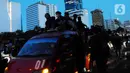 Hingga kini, keluarga korban yang didukung mahasiswa dan pembela HAM terus mendesak negara mengusut tuntas kasus Tragedi Trisakti. Pasalnya, keluarga korban masih kecewa dengan proses hukum yang digelar pada tahun 1998 dan 2002 di Pengadilan Militer karena hanya mengadili perwira bawahan Polri yang diduga terlibat, namun tidak menyeret pelaku utama ke pengadilan. (merdeka.com/Imam Buhori)