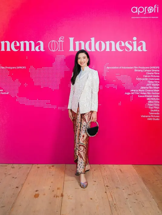 Pesonanya tak pernah main-main, lihat di sini Raline Shah mengenakan atasan bersiluet kebaya Janggan putih. Ia padukan dengan kain batik satin cokelat yang berkilauan. [Foto: Instagram/ralineshah]