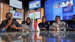 Ketua Umum Partai Demokrat SBY (kiri) berkomunikasi dengan Cagub Sumut Edy Rahmayadi saat memantau hasil quick count  Pilkada Serentak 2018 dari Ruang Monitoring di Wisma Proklamasi, Jakarta, Rabu (27/6). (Merdeka.com/Iqbal S. Nugroho)