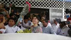 Pemimpin demokrasi Myanmar, Aung San Suu Kyi menerima bunga dari pendukungnya usai mendaftarkan diri sebagai Presiden di kantor Komisi Pemilihan Thanlyin (29/7/2015). Myanmar akan mengadakan pemilu pertama pada 8 November 2015. (REUTERS/Soe Zeya Tun)