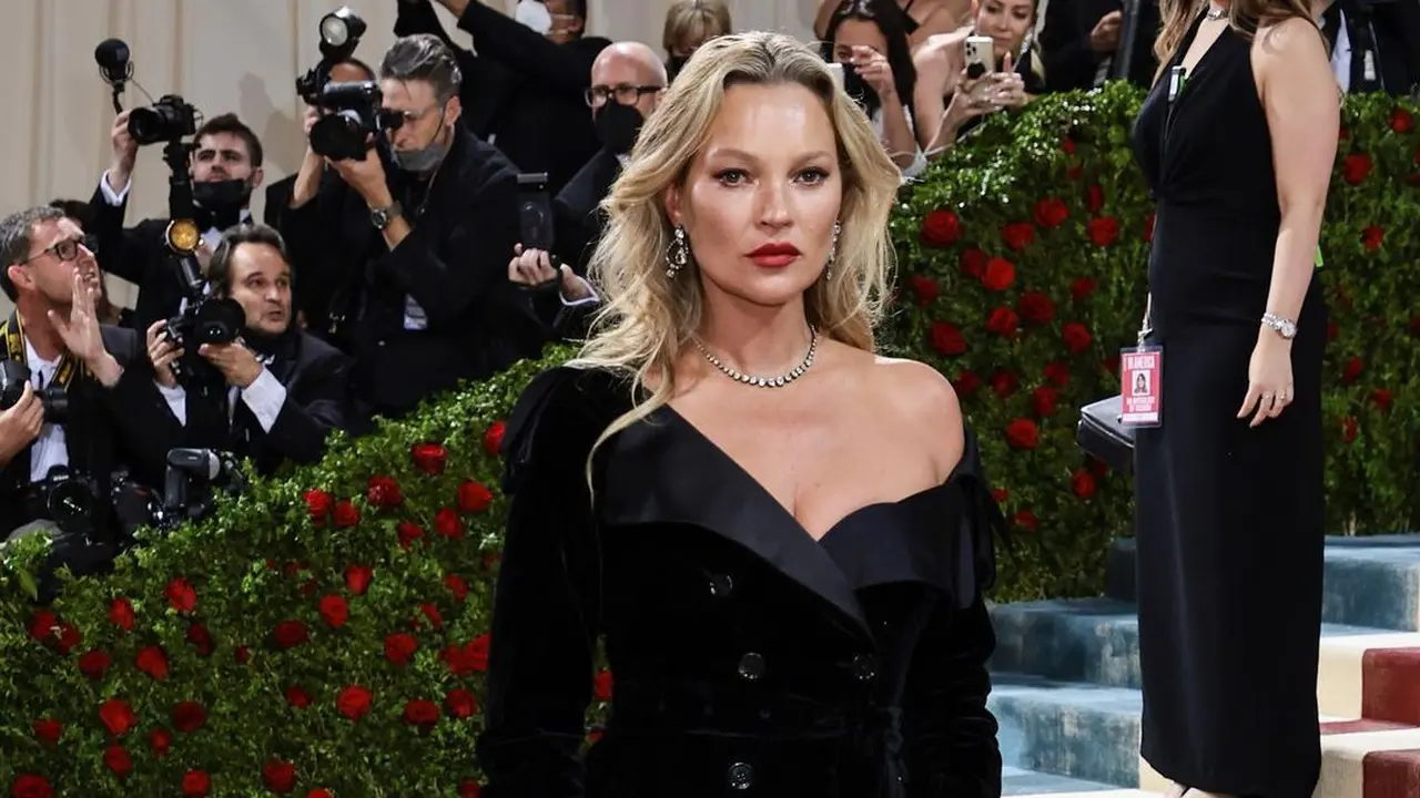 Rahasia Makeup Kate Moss, Mantan Pacar Johnny Depp yang Awet Muda di Usia 48 Tahun