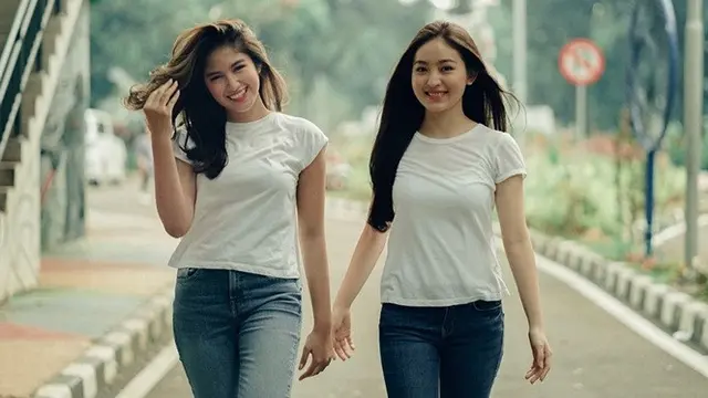Adu Akting di Anak Band, Ini 7 Potret Keakraban Natasha Wilona dan Ochi Rosdiana