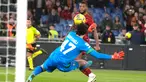 Pemain AS Roma Georginio Wijnaldum mencetak gol ke gawang Sassuolo pada pertandingan sepak bola Serie A Liga Italia di Stadion Olimpiade, Roma, Italia, 12 Maret 2023. AS Roma kalah dari Sassuolo dengan skor 3-4. (AP Photo/Alessandra Tarantino)