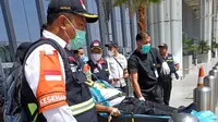 Achmad Suhadak (54), jemaah haji asal Kabupaten Gresik, Jawa Timur meninggal dunia beberapa saat setelah mendarat di Bandara Internasional Amir Mohammed bin Abdul Aziz (AMAA), Madinah, Sabtu (27/5/2023) siang Waktu Arab Saudi (WAS). (Nafiysul Qodar/Liputan6.com)