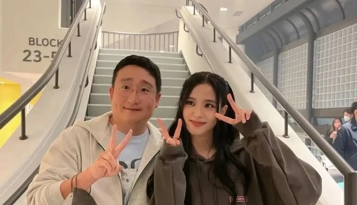 Jisoo juga foto di belakang panggung bersama sutradara Snowdrop.  [Foto: Twitter/ @ourholyhaein]