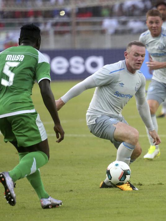 Wayne Rooney mencoba melewati bek Gor Mahia di SportsPesa Super Cup final di Dar-es-Salaam, (13/7/2017). Everton menang 2-0. (AFP/Tony Karumba)