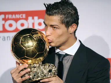 Cristiano Ronaldo bergabung di Manchester United pada 2003 silam. Penghargaan Ballon d'Or pertamanya diraih pada tahun 2008 usai membawa MU menjuarai Liga Inggris dan Liga Champions musim 2007/08. Saat itu tercatat bahwa nilai transfernya masih mencapai 54 juta euro. (AFP/Franck Fife)