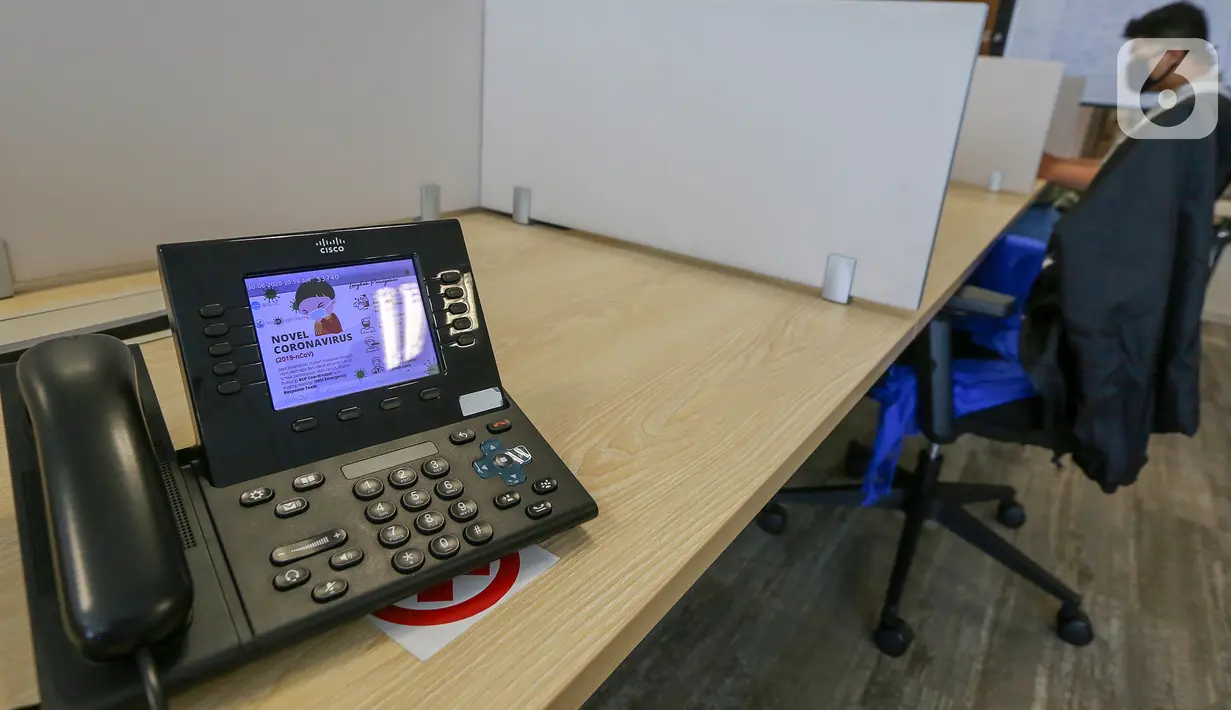 Layar telepon menampilkan himbauan protokol kesehatan di kantor DBS Tower, Jakarta, Selasa (30/6/2020). Bank DBS Indonesia menerapkan protokol kesehatan dan penyesuaian operasional untuk mencegah penyebaran Covid-19 pada masa PSBB transis. (Liputan6.com/Fery Pradolo)