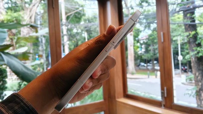 Potret tampak sisi kanan iQOO 15 (Liputan6.com/Arief Ferdian Maulana)