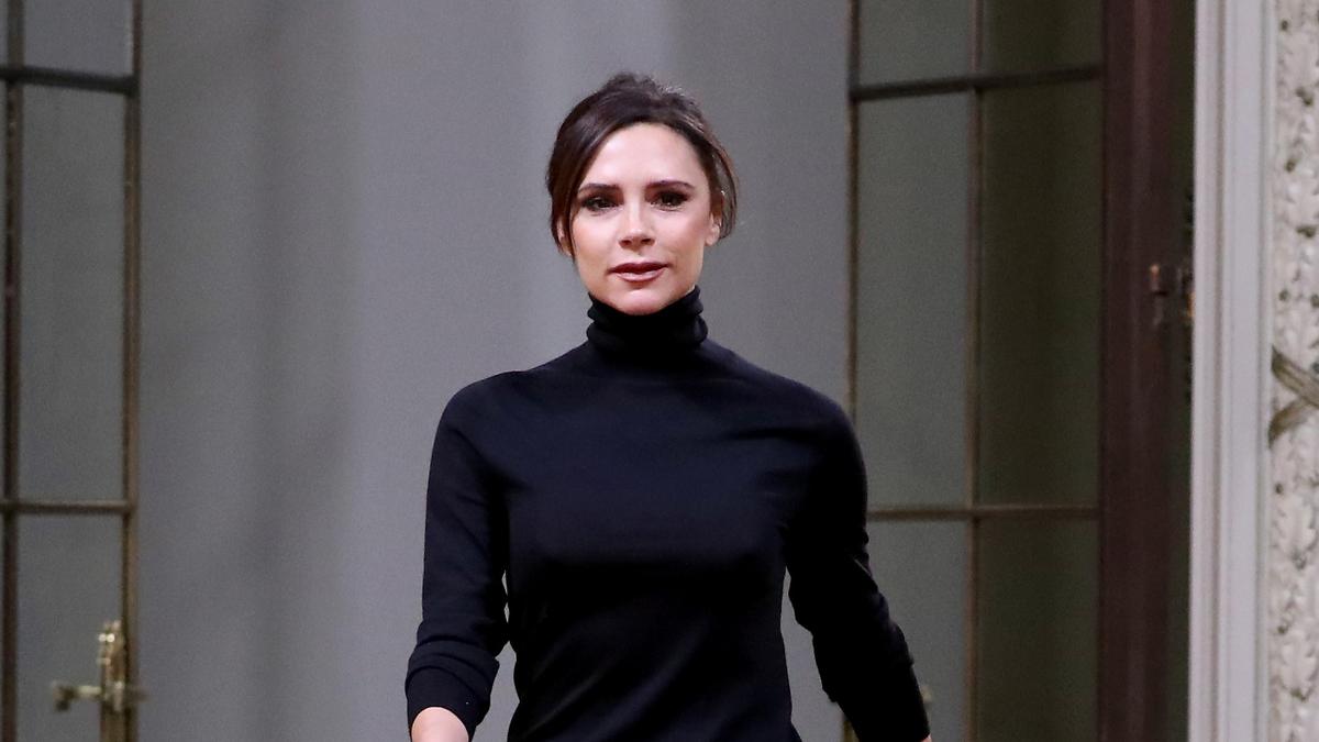 Peragaan Busana Victoria Beckham di Paris Fashion Week 2026 Tanpa Putranya Brooklyn