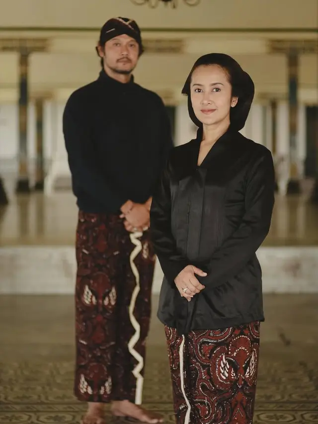 Widi Mulia dan Dwi Sasono Kenakan Busana Abdi Dalem Yogyakarta. [@widimulia]