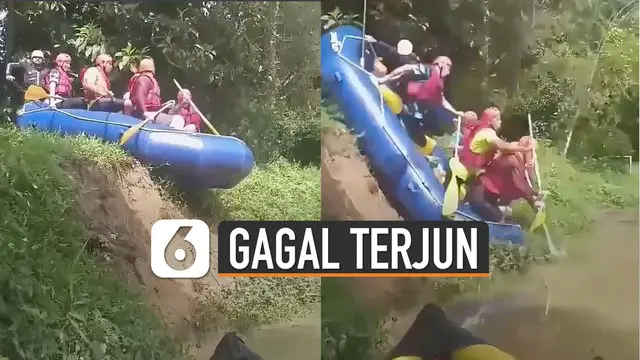 Peserta justru terlempar ke air karena perahu macet saat hendak meluncur dari tepi darat.