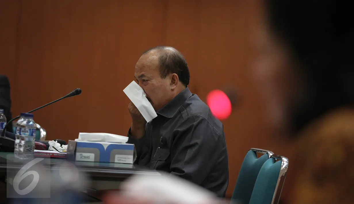  Hakim tinggi pada Pengadilan Tinggi (PT) Jambi, Pangeran Napitupulu mendengarkan keterangan saksi saat disidangkan dalam MKH , Jakarta, Rabu (4/1). Napitupulu disidangkan dalam MKH atas dugaan menerima suap Rp 1 miliar. (Liputan6.com/Faizal Fanani)
