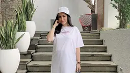 Melalui akun Instagram pribadinya, Momo sendiri beberapa kali mengunggah foto menggunakan bucket hat. Bahkan, topi yang dikenakannya pun selalu senada dengan gaya busananya. (Liputan6.com/IG/@therealmomogeisha)