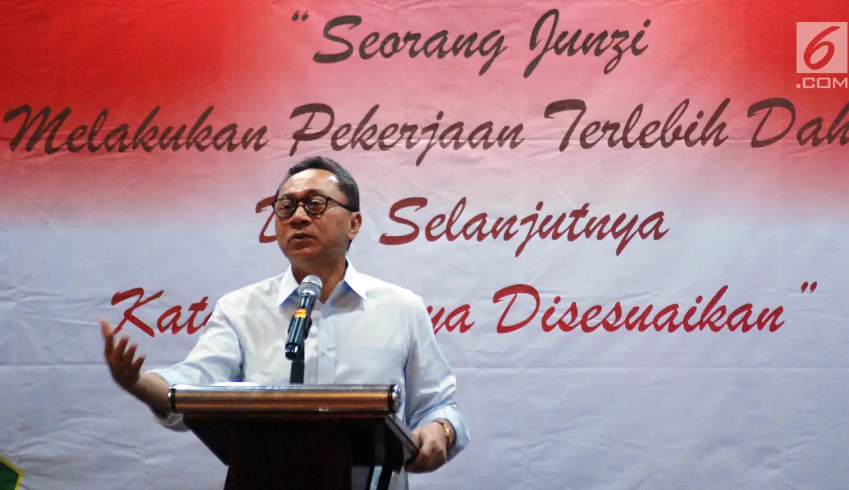 Ketua MPR Zulkfli Hasan menyampaikan sosialisasi empat pilar MPR saat Kongres Nasional PAKIN, Jakarta, (11/9). Zulkifli menyampaikan pentingnya nilai-nilai empat pilar yaitu Pancasila, UUD 1945, Bhineka Tunggal Ika dan NKRI. (Liputan6.com/Johan Tallo)
