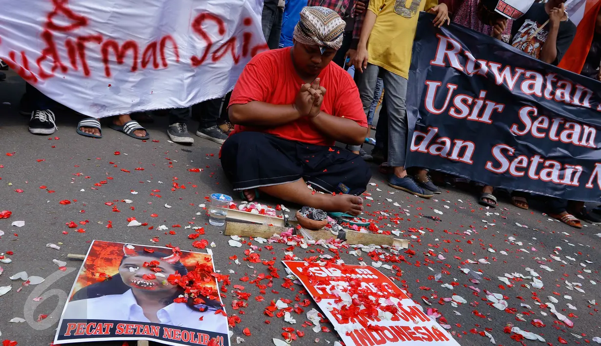 Aksi teaterikal seorang demonstran saat berunjuk rasa di depan Gedung Wakil Presiden, Jakarta, Senin (18/01/2016). Mereka mendesak pemerintah untuk tidak melanjutkan kontrak karya dengan PT Freeport. (Liputan6.com/Gempur M Surya)